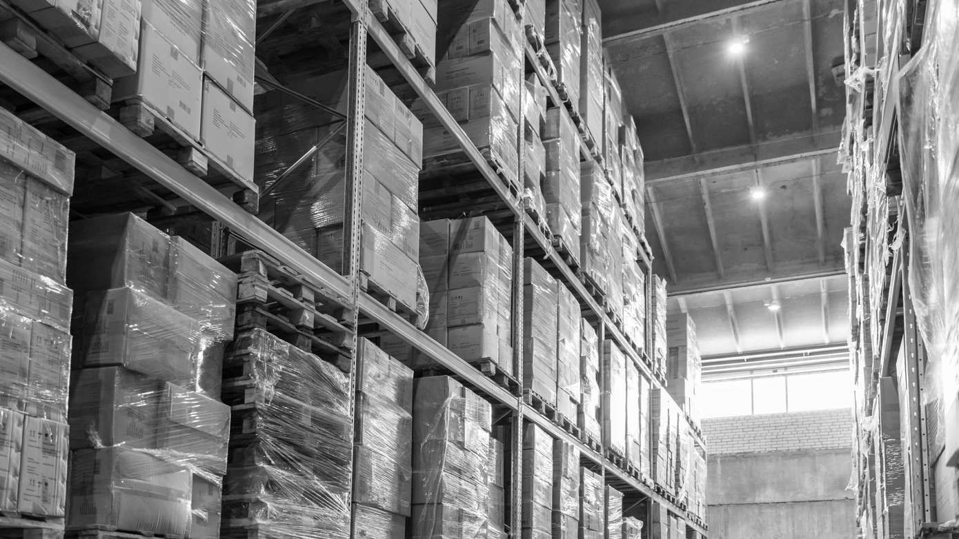 Almacén con estanterías de mercadería paletizada